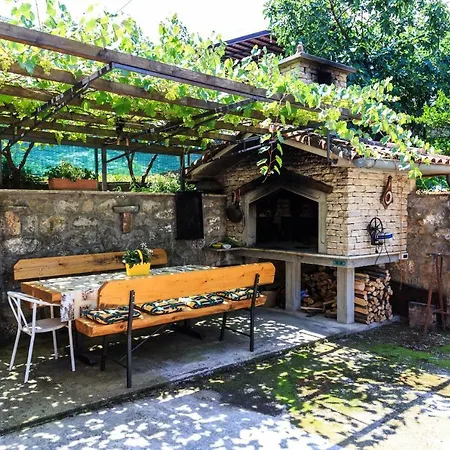 With Garden And Sea-view Apartament Ika