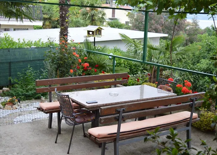 Διαμέρισμα With Garden And Sea-view *