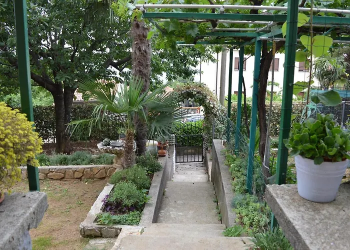 Διαμέρισμα With Garden And Sea-view