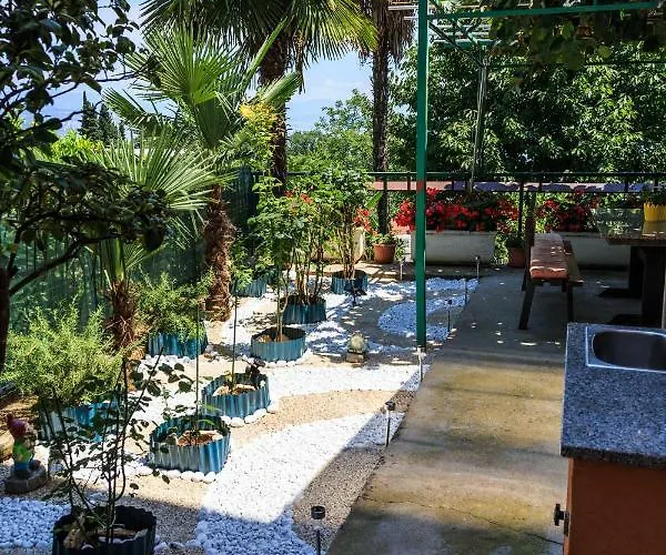 With Garden And Sea-view Διαμέρισμα Ika