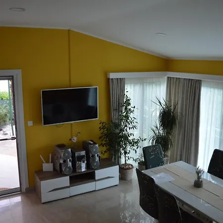 With Garden And Sea-view Appartamento