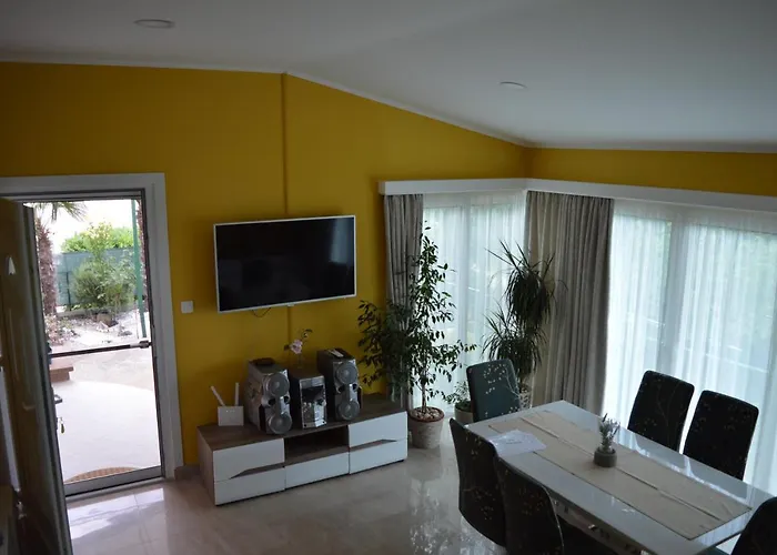 With Garden And Sea-view Apartament